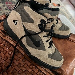 Women’s size 8 hiking boots Nike